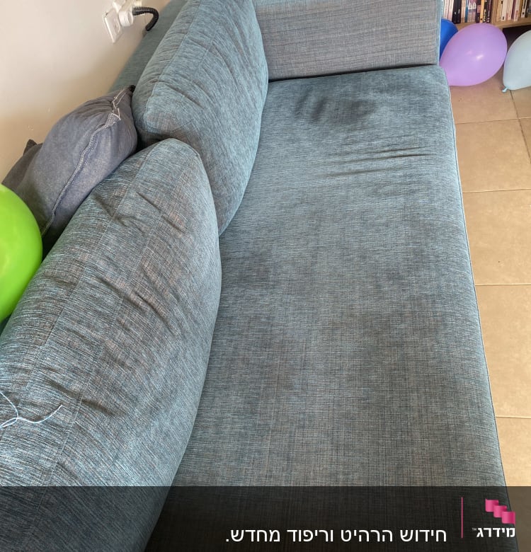 ספה מרופדת בבד כחול עם כריות תואמות